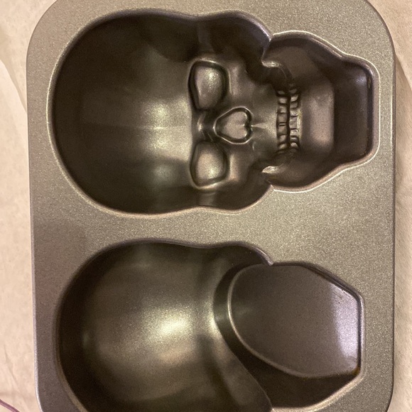 SKULL Cake Mold 3-D - Picture 14 of 15